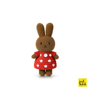 <tc>Melanie handmade and her red flower dress</tc>