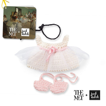 <tc>White dress</tc>
