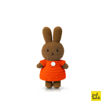 <tc>Melanie handmade and her orange dress</tc>