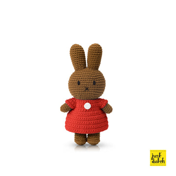 <tc>Melanie handmade and her red dress</tc>