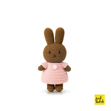 <tc>Melanie handmade and her pastel pink dress</tc>