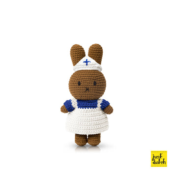 <tc>Melanie handmade and her white uniform</tc>