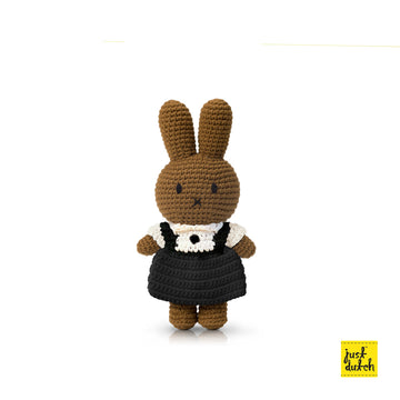 <tc>Mealnie handmade and her school uniform</tc>