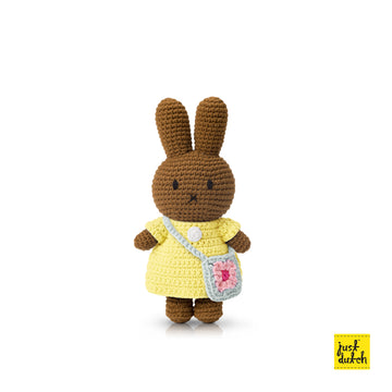 <tc>Melanie handmade and her pastel yellow dress + flower bag</tc>