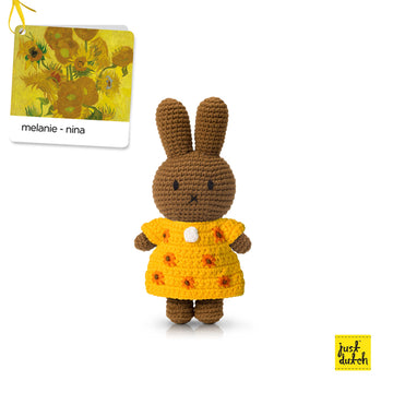 <tc>Melanie handmade and her sunflower dress</tc>