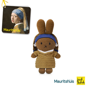 Melanie 梅蘭妮和她的戴珍珠耳環的少女服裝