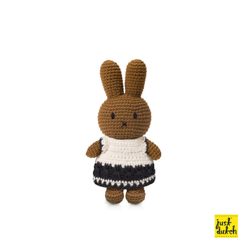 Melanie 梅蘭妮和她的黑白洋裝